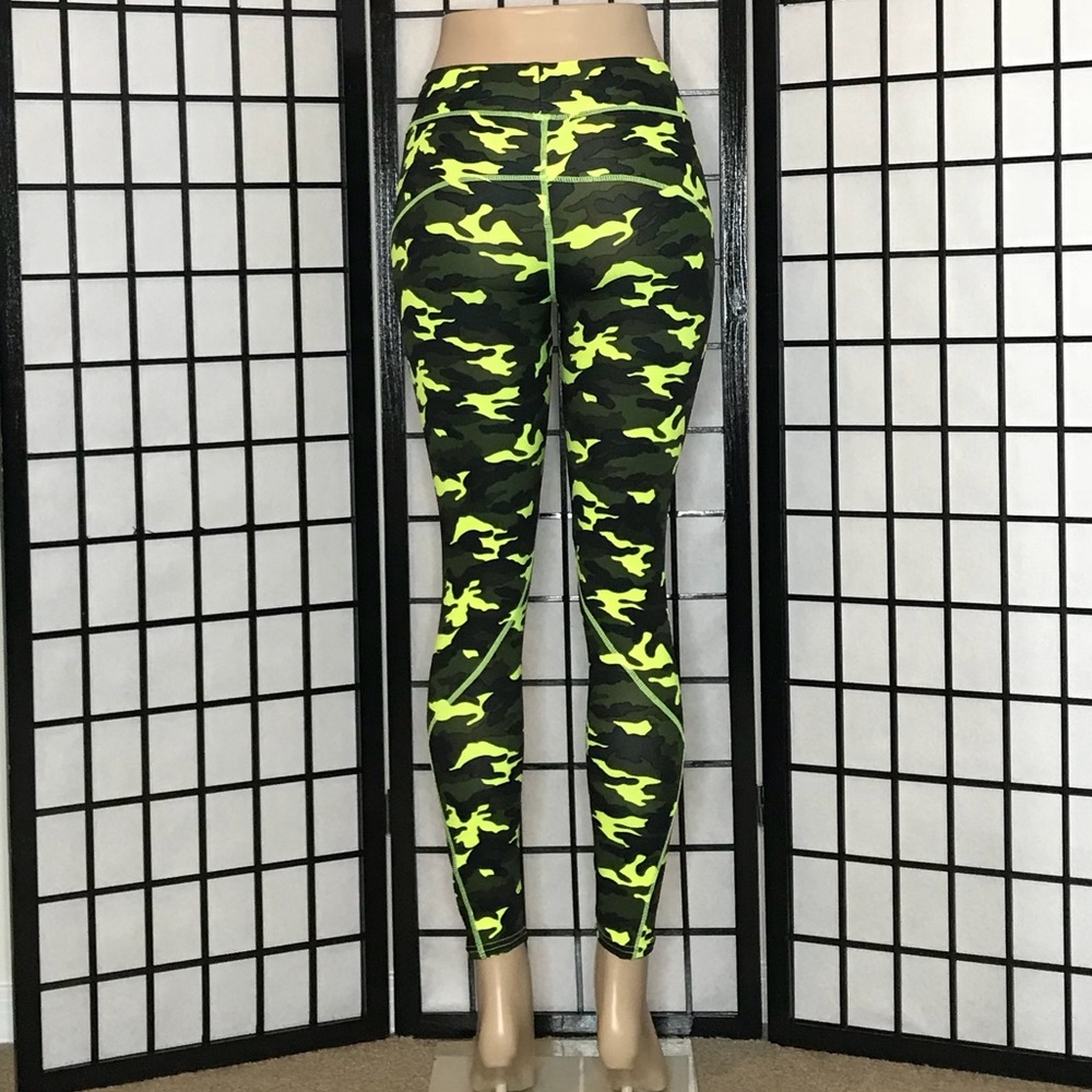*NWOT* CAMOUFLAGE WORKOUT PANTS
